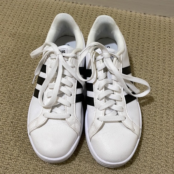 Adidas black and white sneaker- size 8.5 - Picture 2 of 7